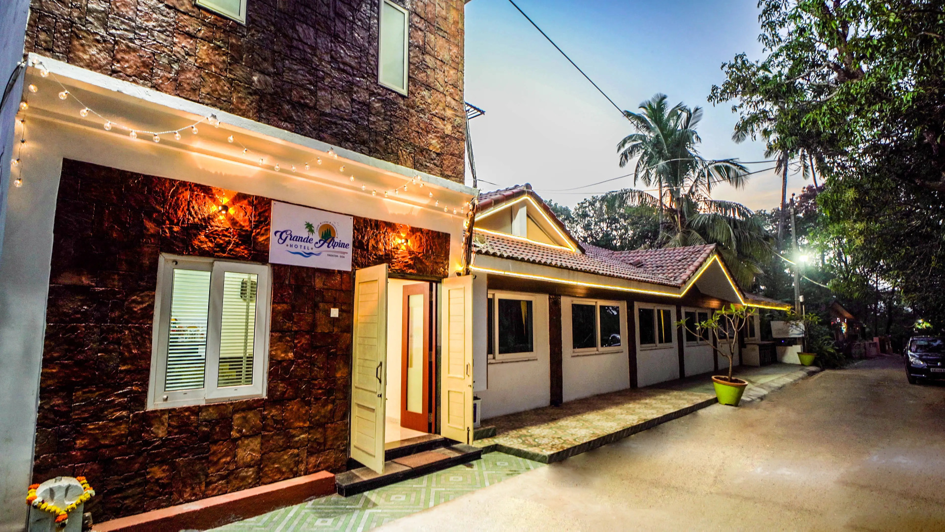 Grande Alpine Hotel Vagator