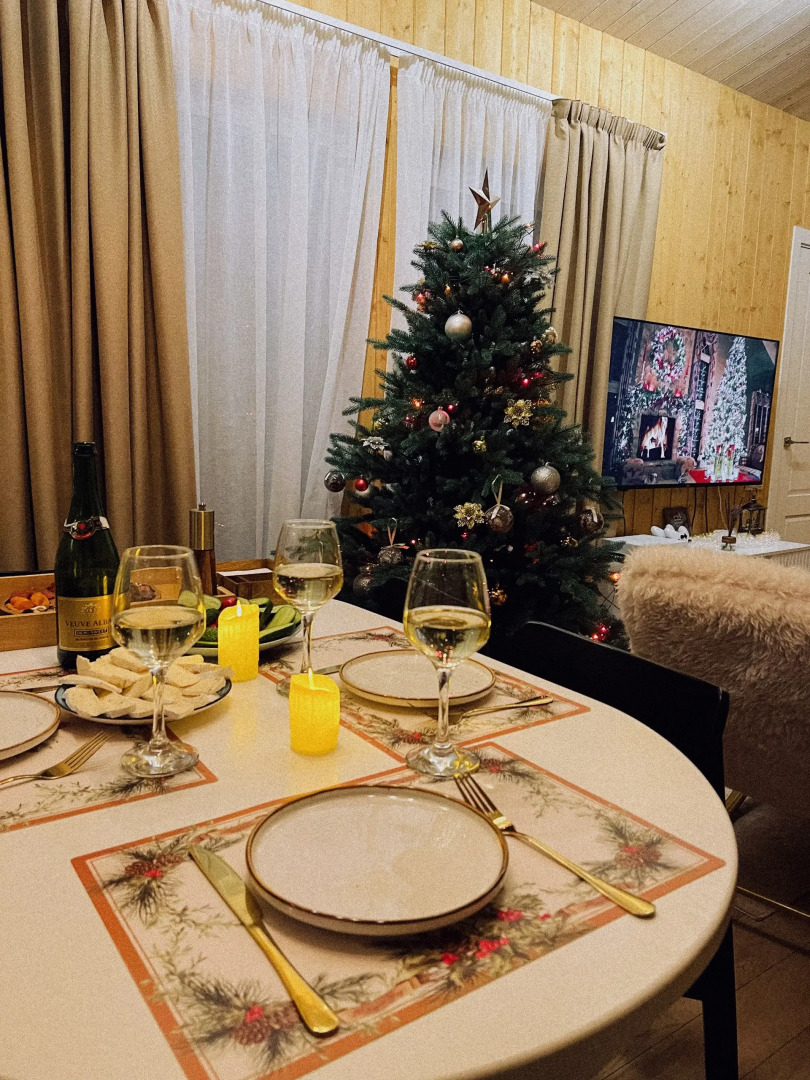 Частный дом уютный с панорамными окнами с выходом на террасу