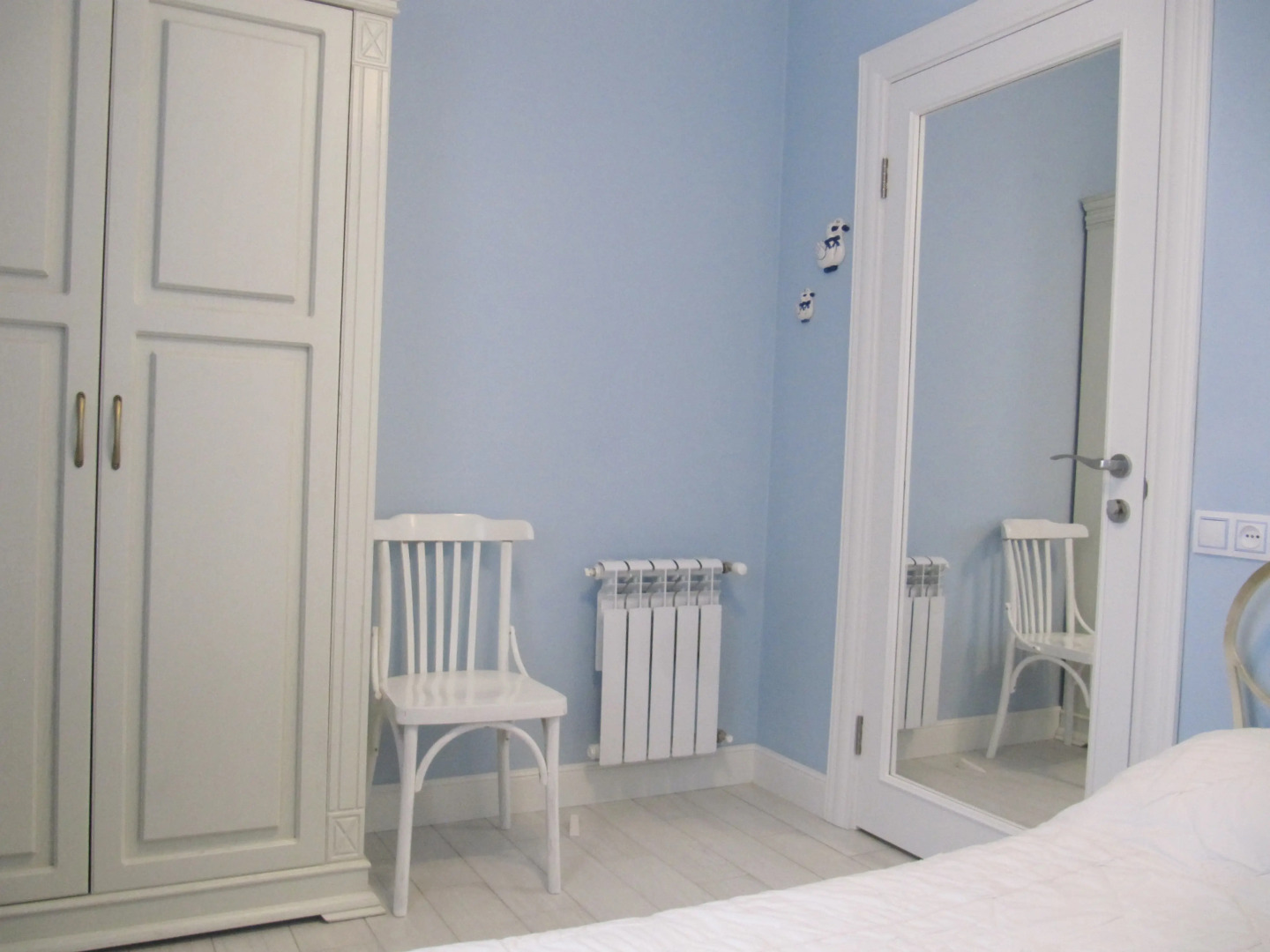 Частный дом с камином на берегу реки