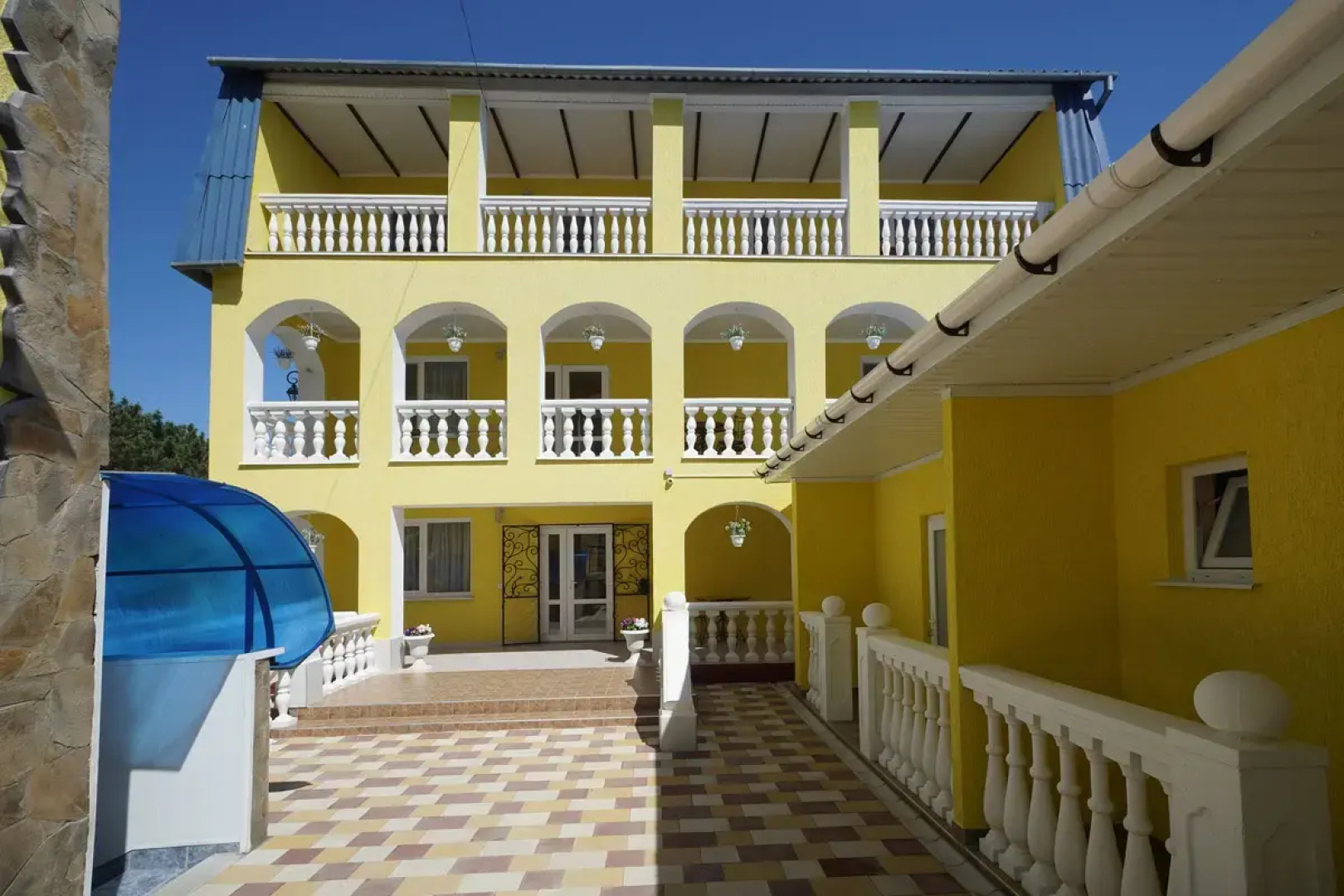 Отель Роман