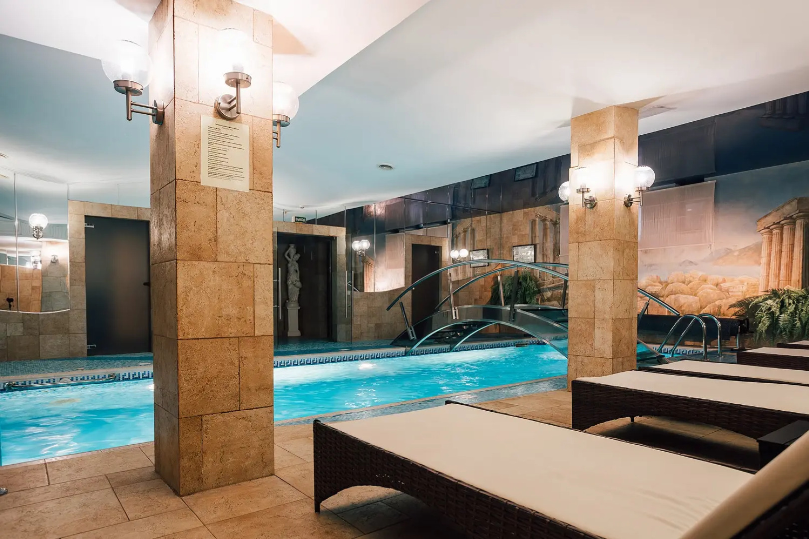 Отель Амбассадори