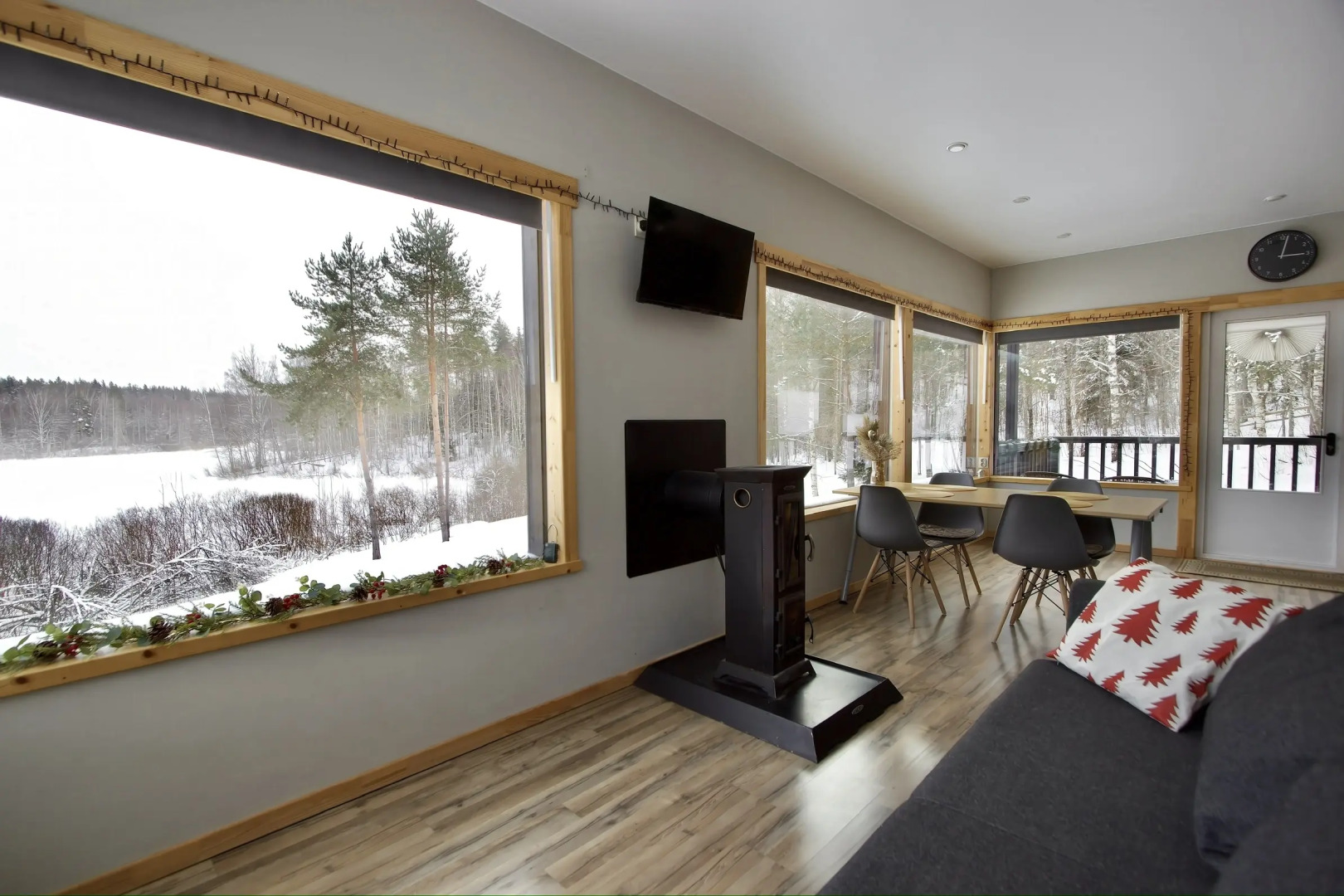 Частный дом Дом отдыха Холмово в диком лесу на берегу реки с панорамными окнами