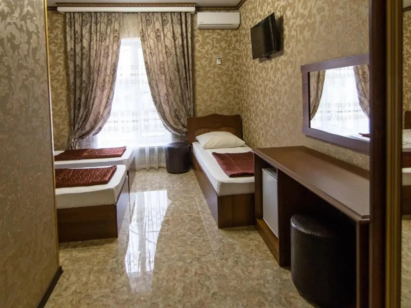 Отель Корона