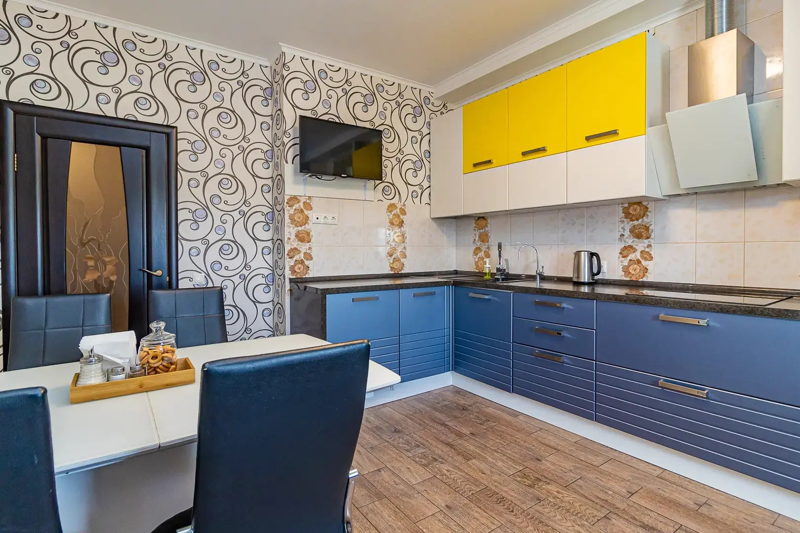 Квартира Просторная двухкомнатная недалеко от парка Галицкого