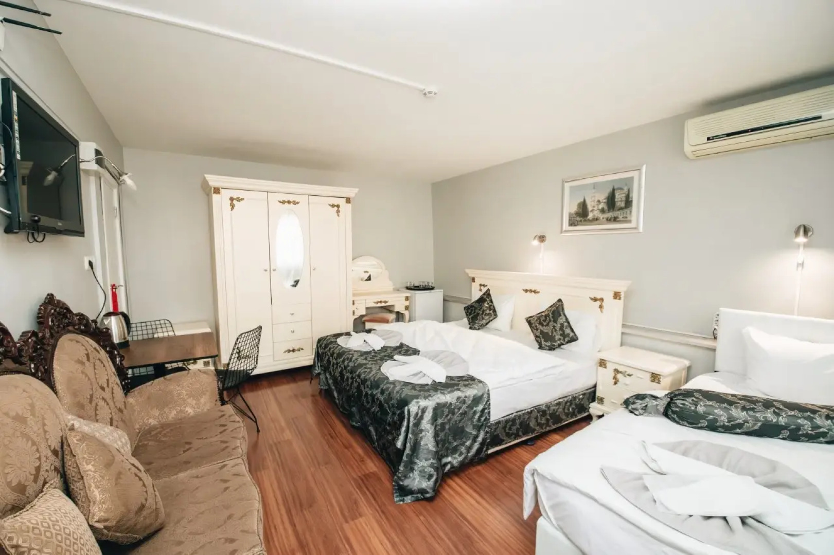 Отель Safran Suites