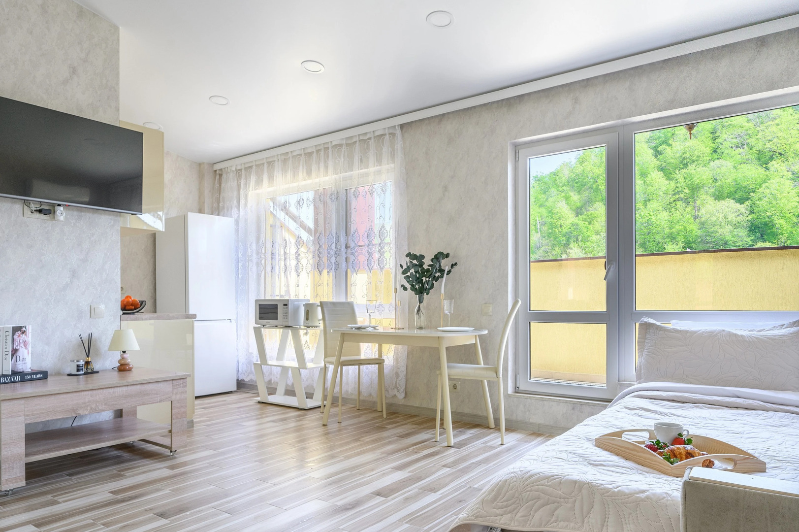 Студия с террасой и видом на горы. Кватро 150