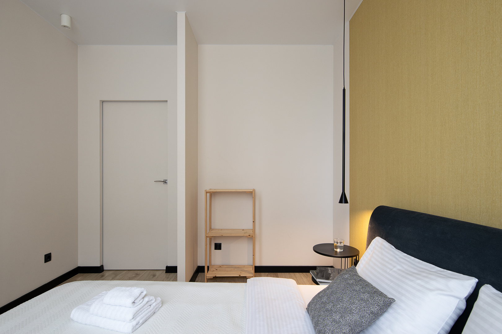 Апартаменты улучшенные в новом доме с качелей