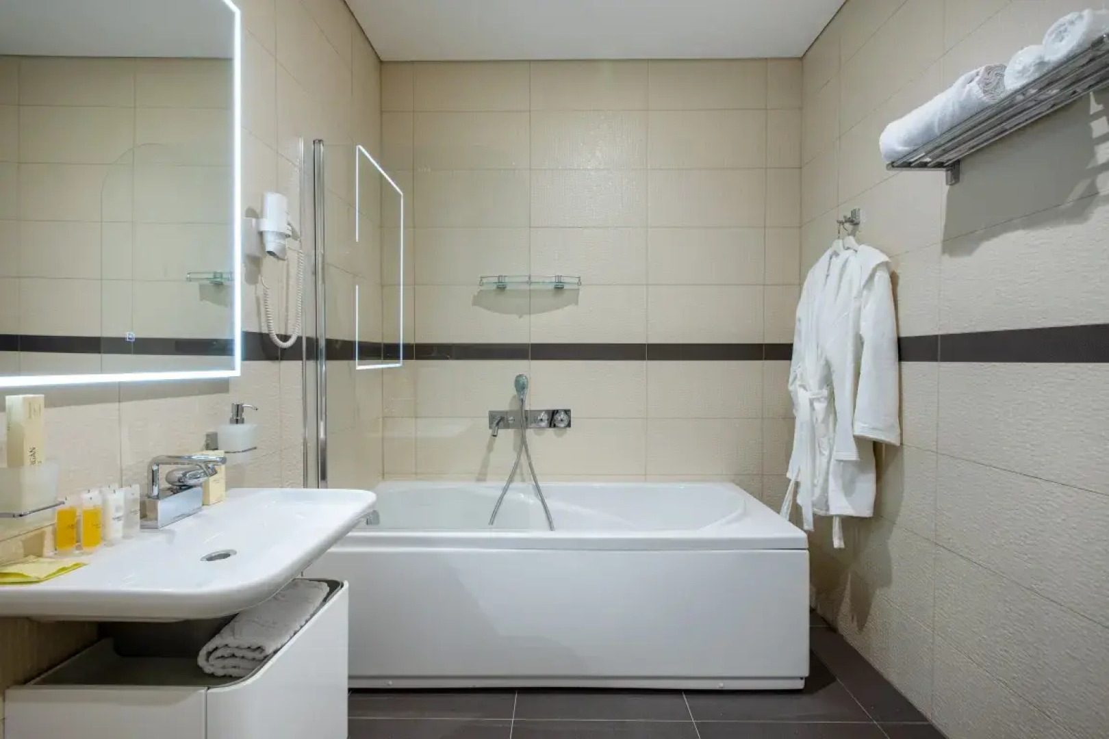 Rockmond 58 Junior Suite 7