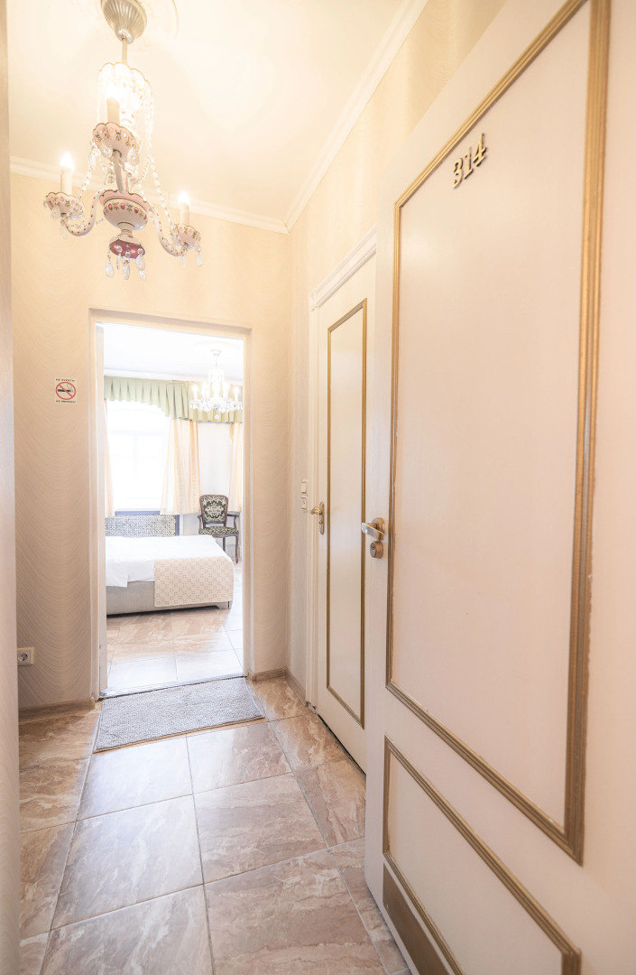 Отель Ист-Вест