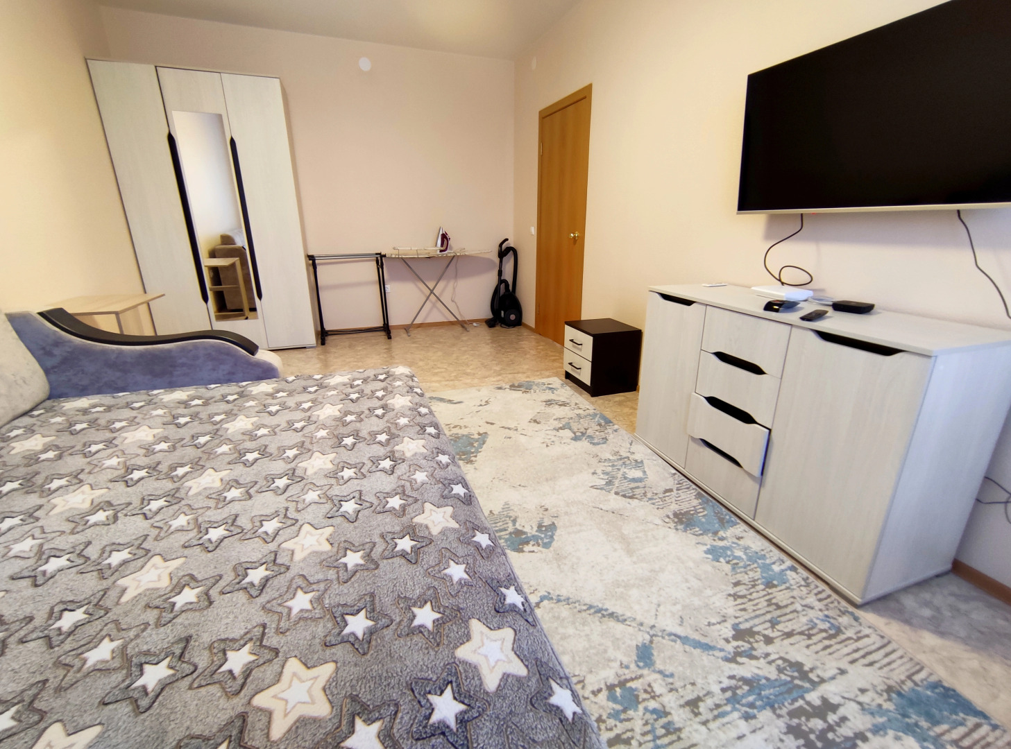 Квартира в Новом Доме с Ремонтом Рядом с Больницей и Баром