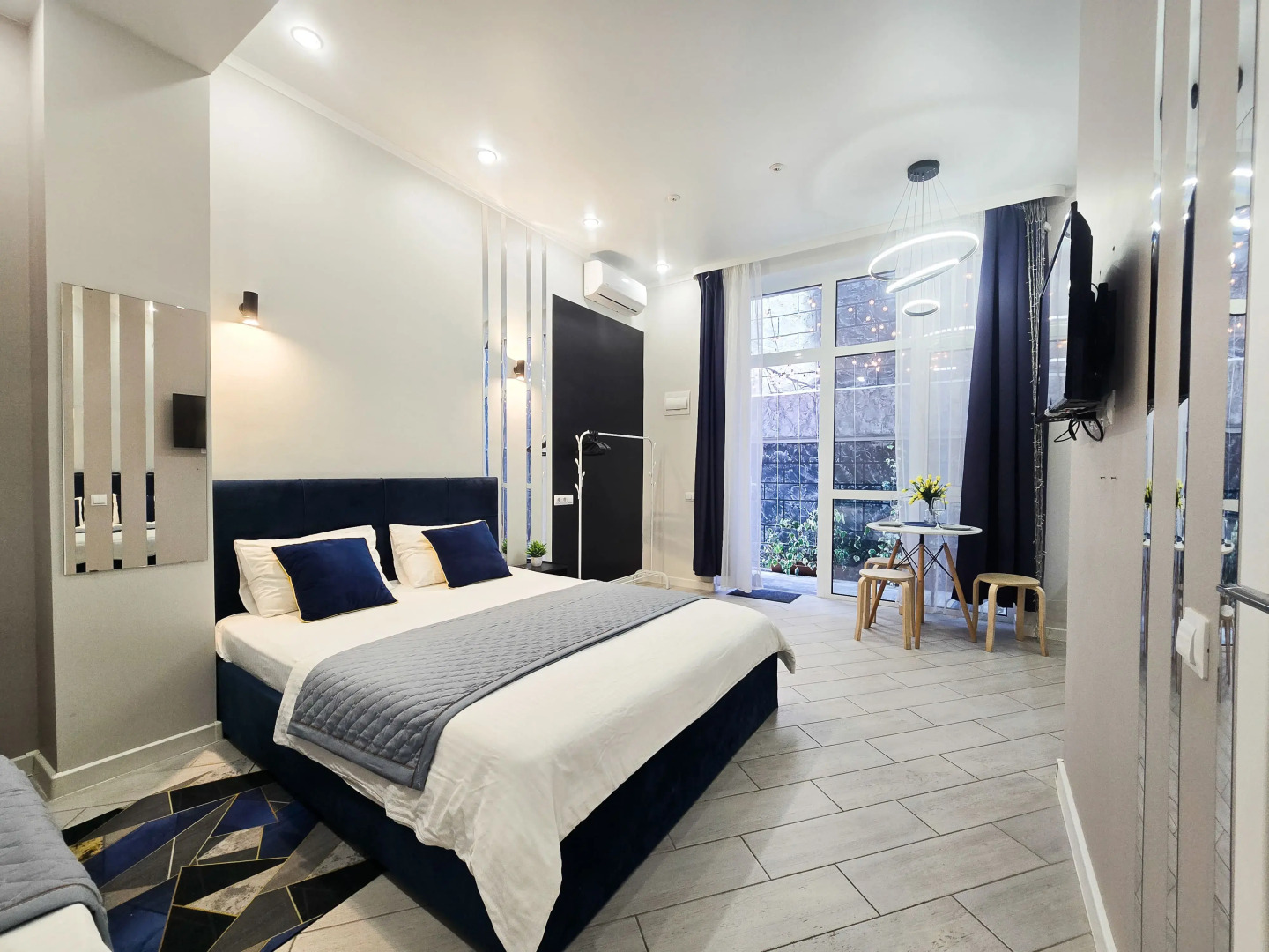 Квартира Стильная студия для 3х человек с кроватями и зоной отдыха на улице