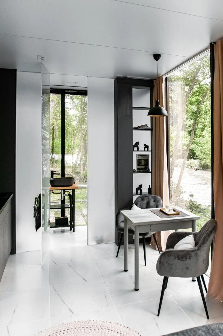 Частный Дом на Берегу Реки с Приватной Террасой и Джакузи