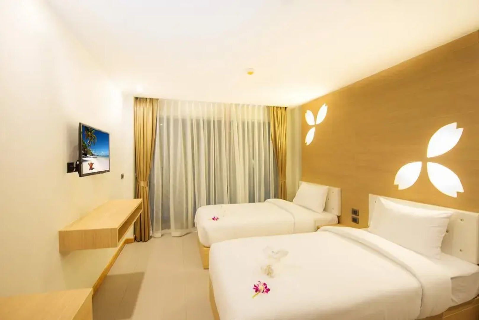 Отель Clarion Patong Beach