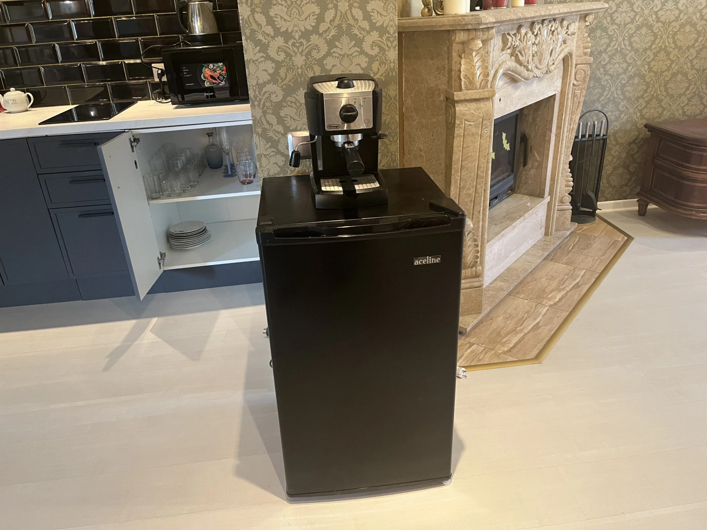 Частный дом с бассейном, сауной и камином