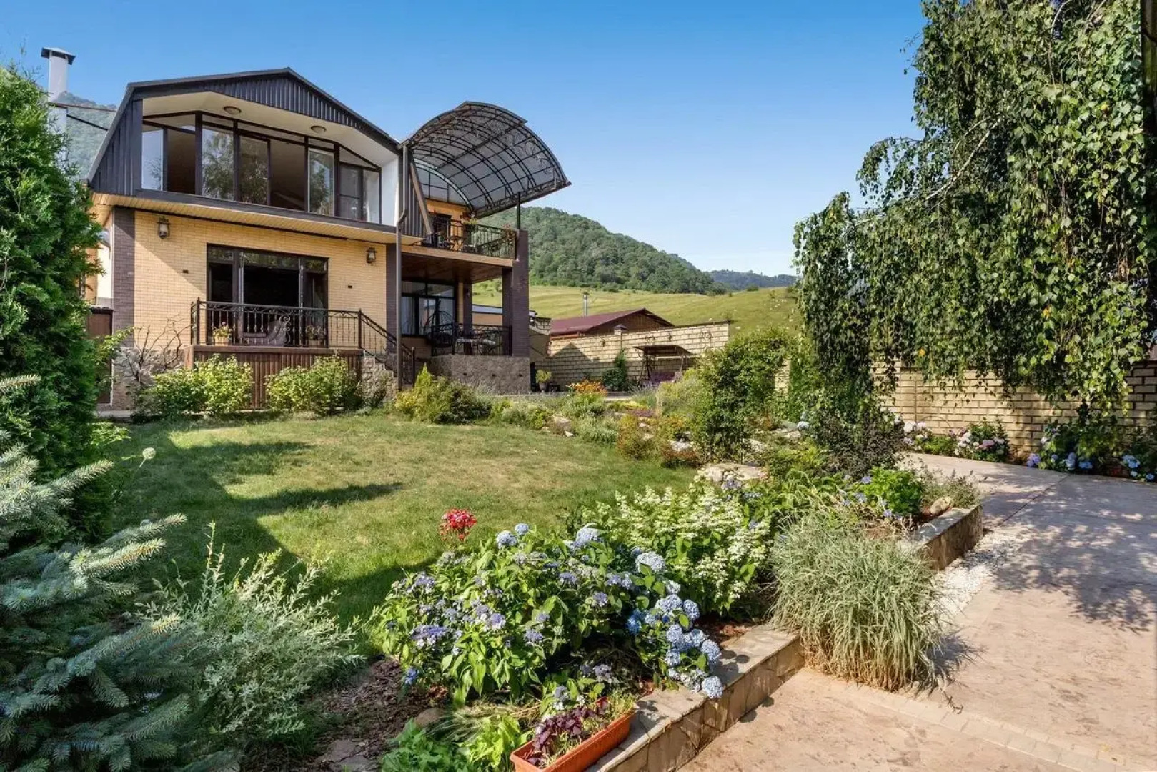 Частный дом Райский уголок среди гор и альпийских лугов