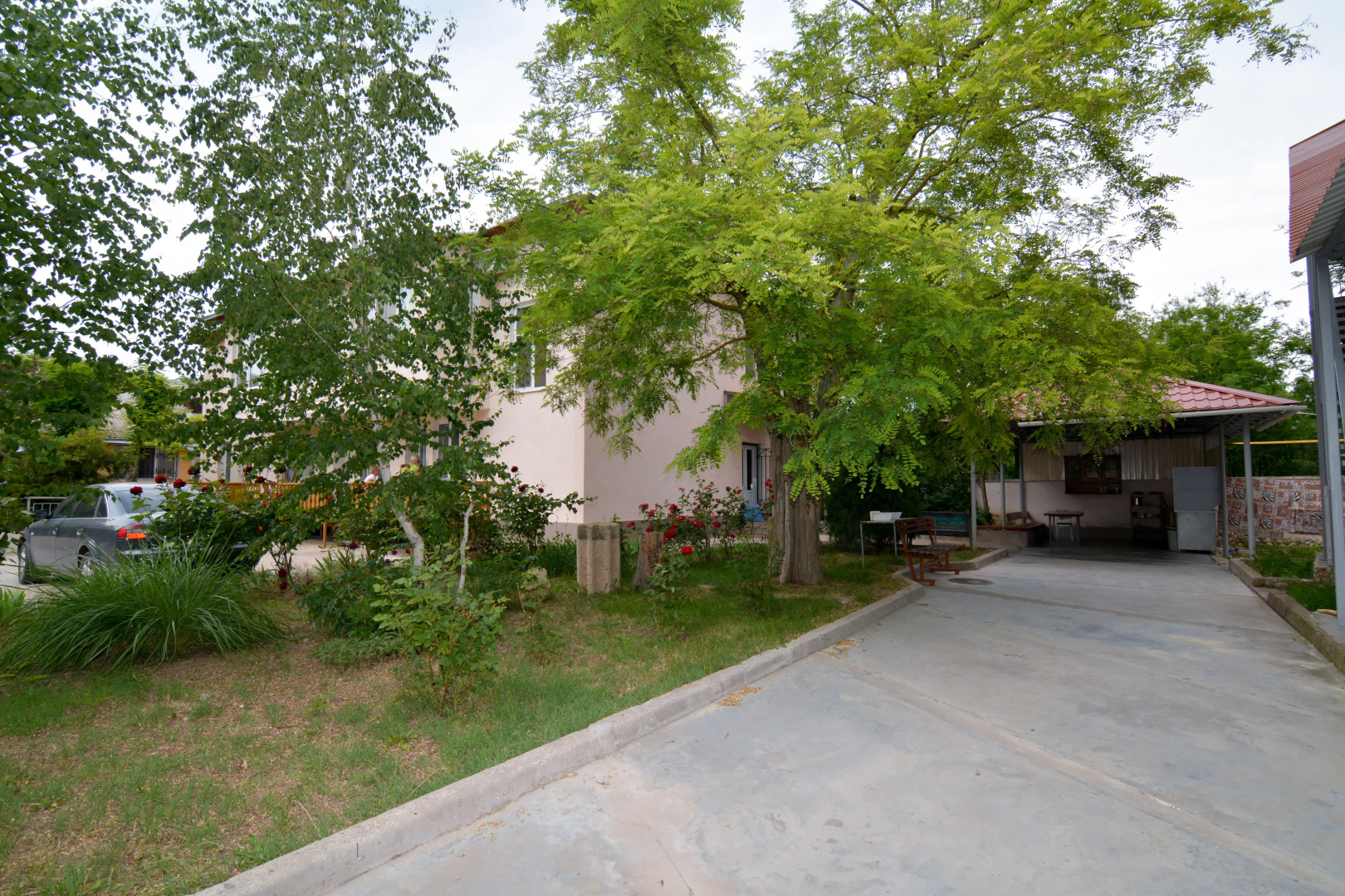 Отель Пчела