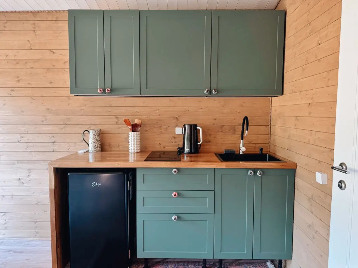 Частный дом Тишина в горах с горячей купелью на берегу живописной реки