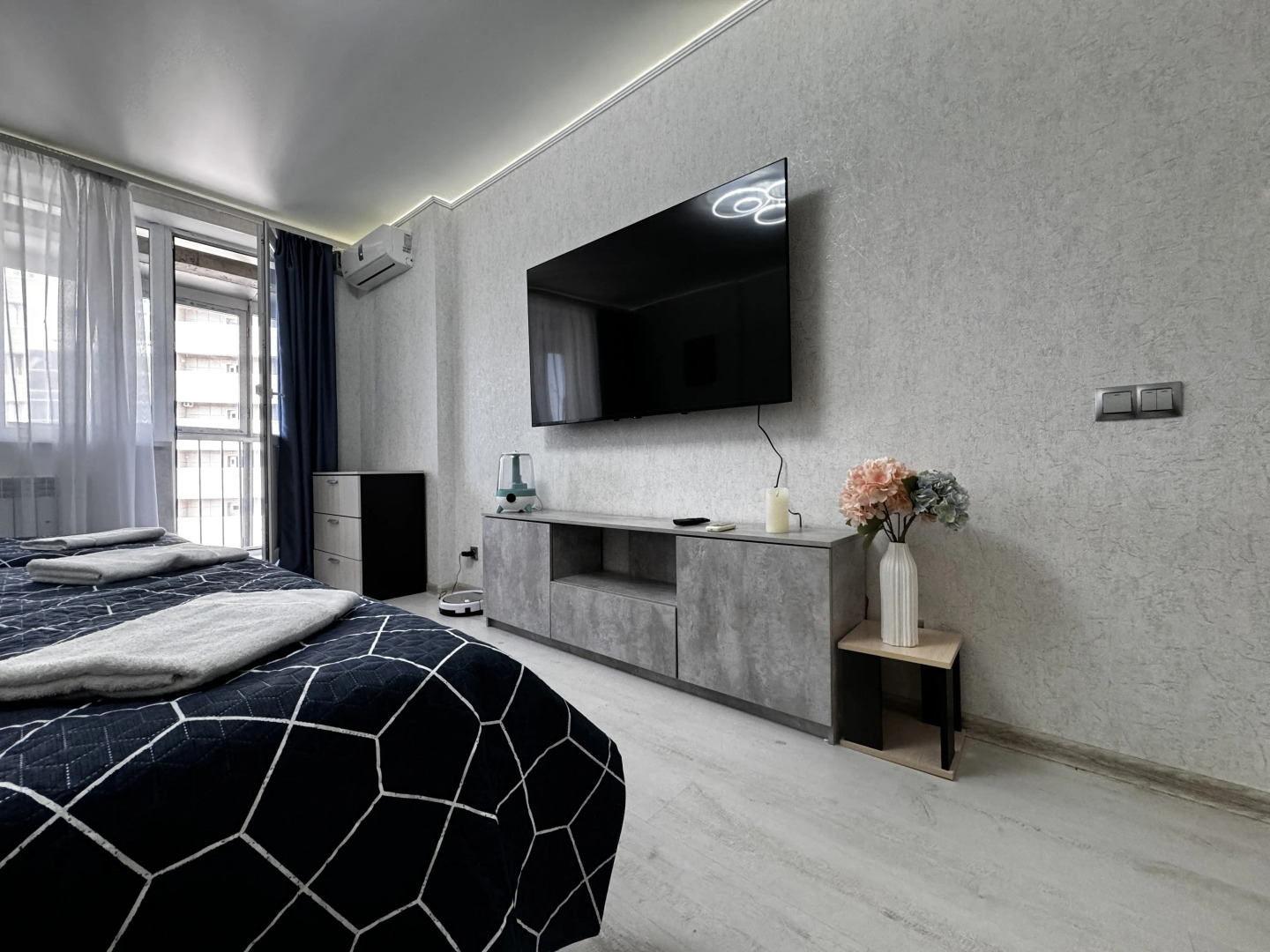 Квартира Новая Двухкомнатная квартира до 8 человек прямо у входа в метро