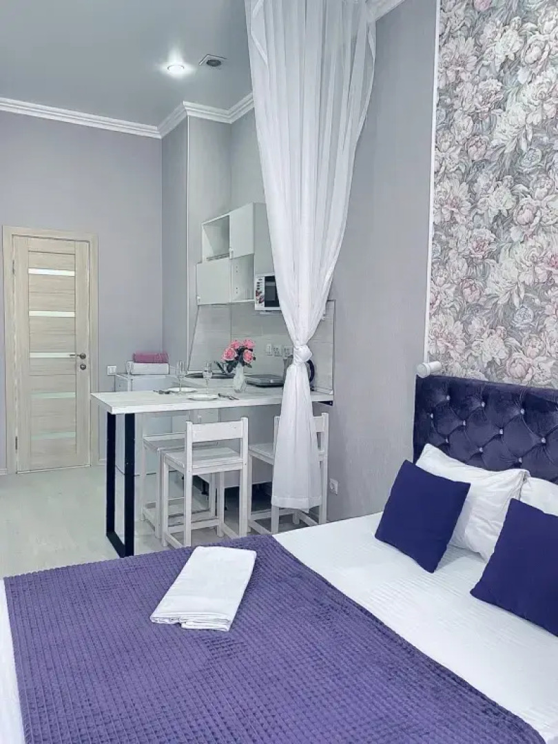 Стильная студия Фиолет возле парка и лебединого озера