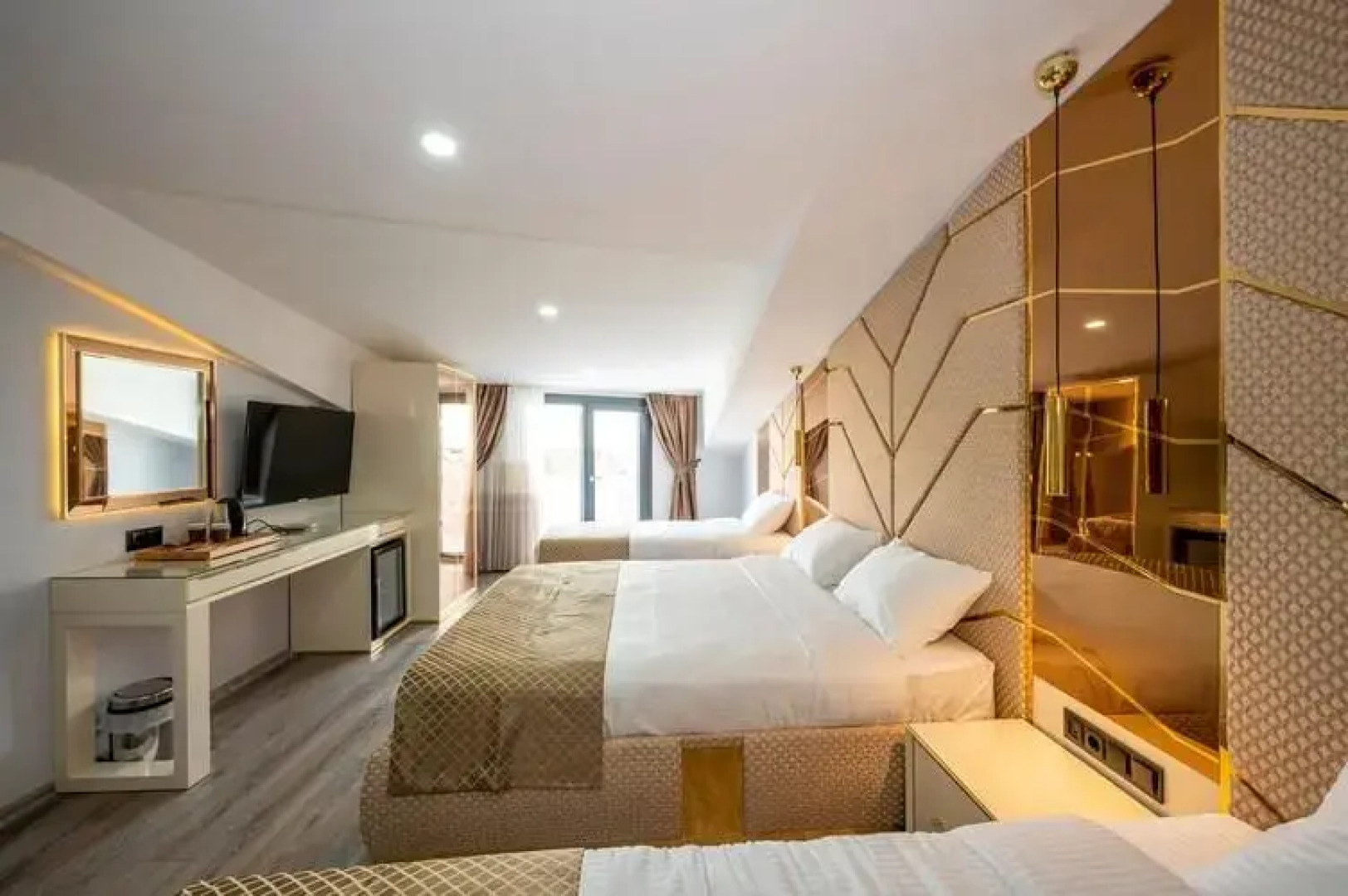 Luxury Airport Hotel by Zazzoni