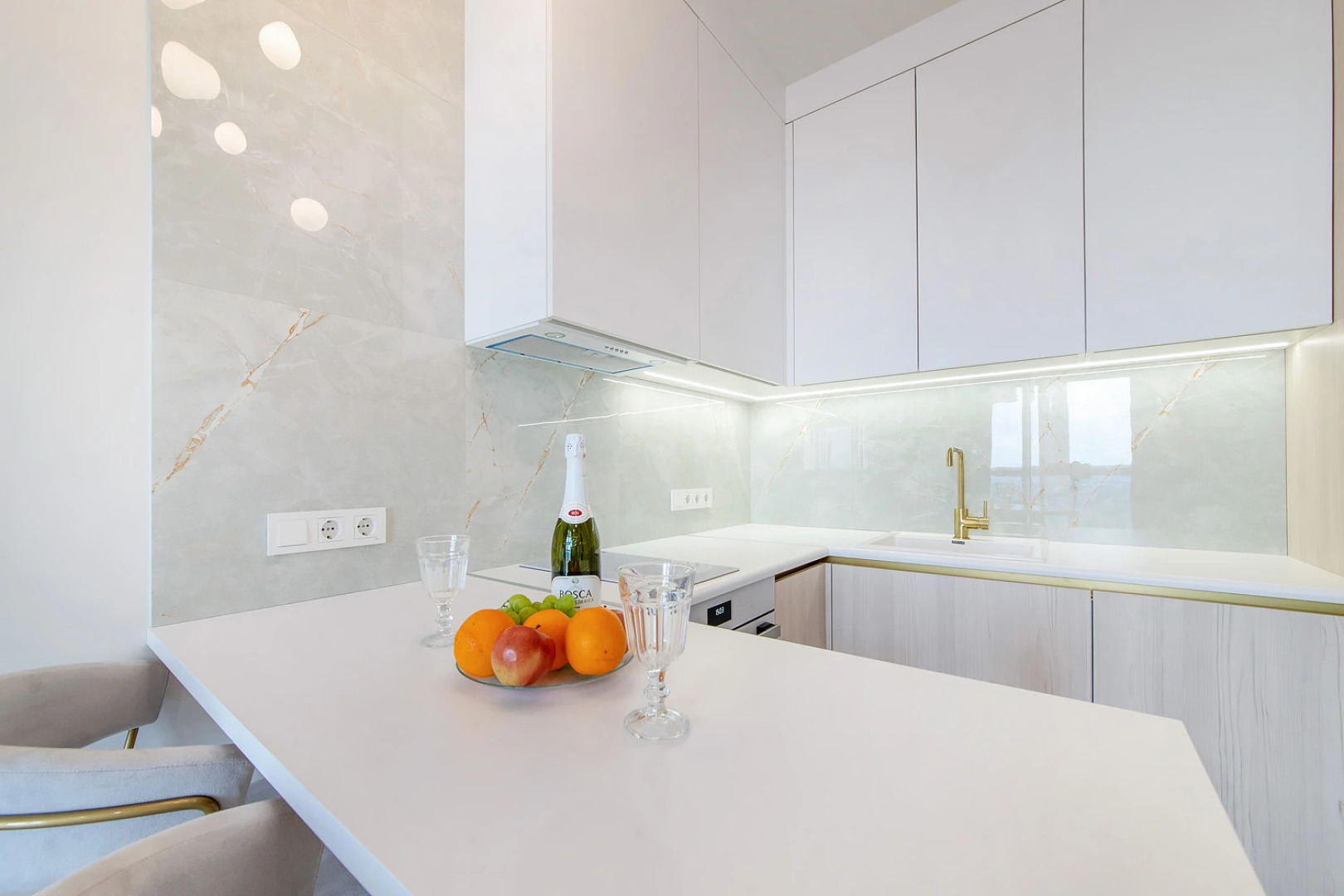 Квартира на сутки В 3 минутах от метро Парк Челюскинцев Подходит для командировок и отдыха Самозаселение Wi-Fi Кондиционер Кухня объединена с жилой зоной Отдельная спальня