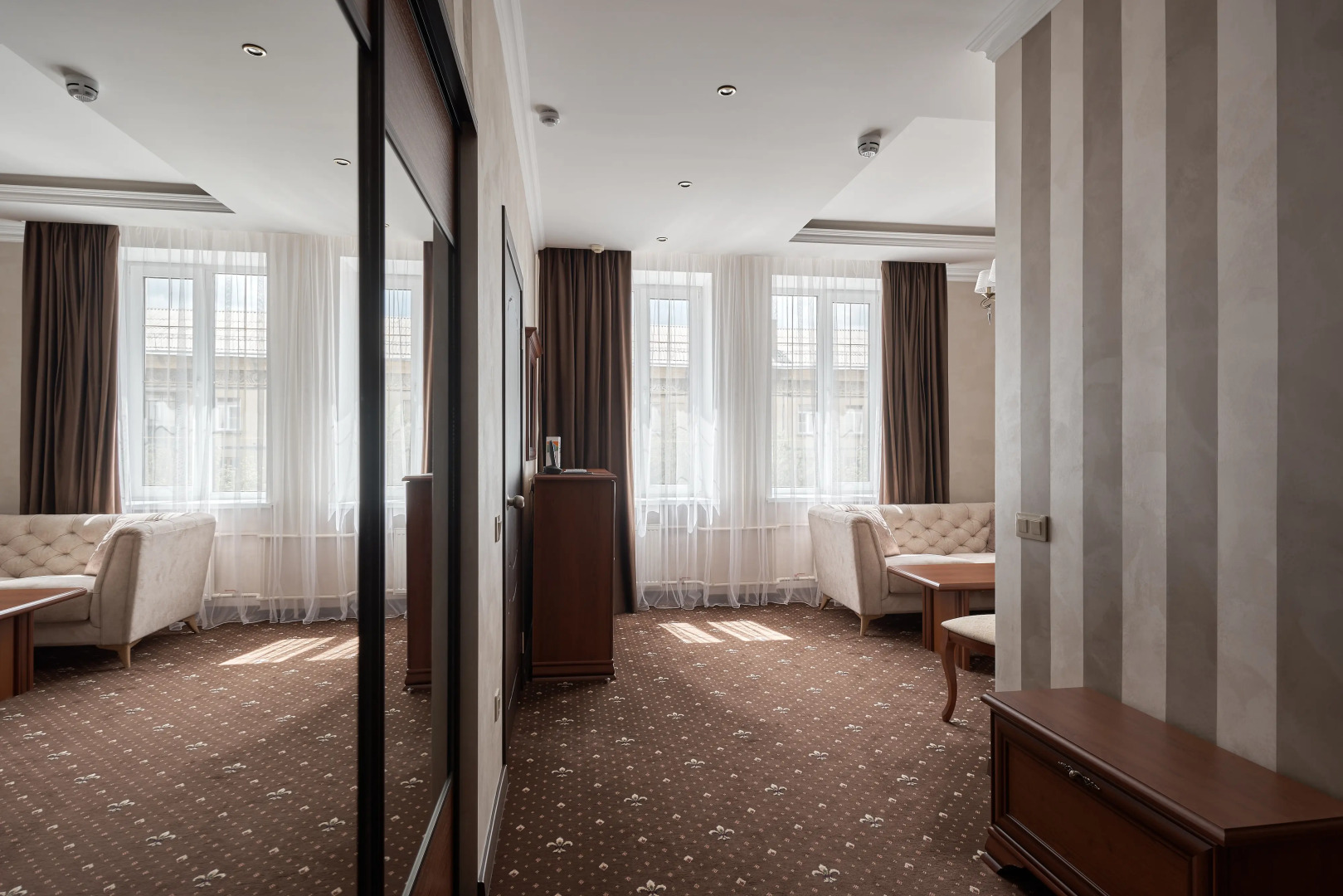 Отель Корона