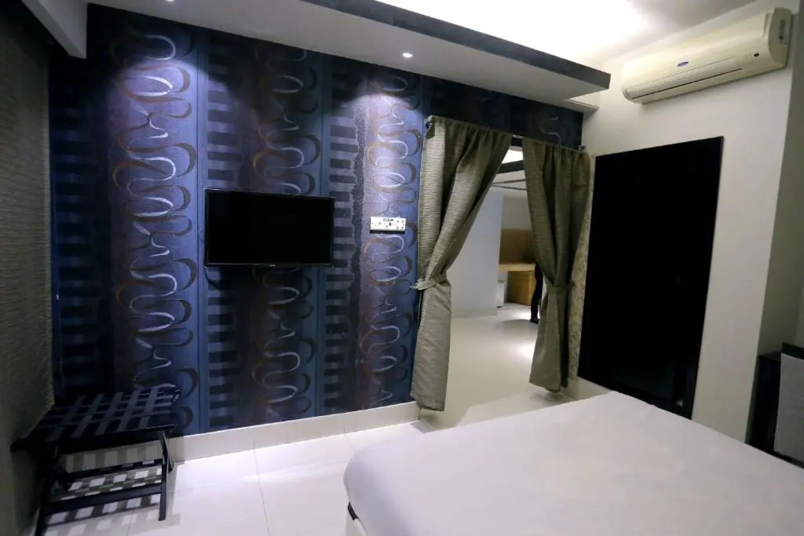 Отель Orchid Business