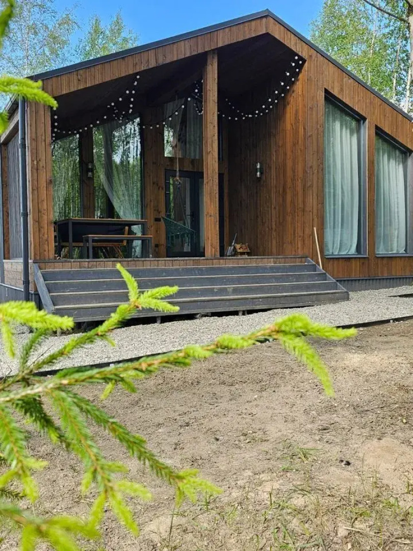 Частный дом Пaноpaмный дом в хвойнoм лесу с сaуной