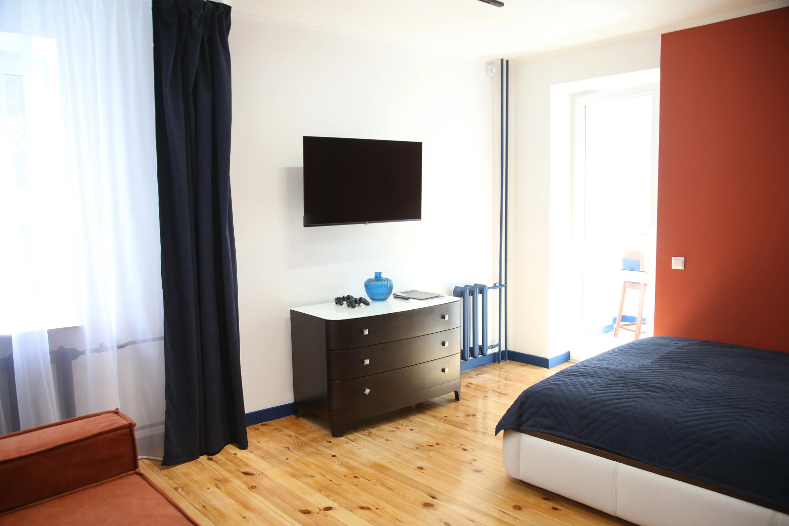 Апартаменты Айвазовский - оранжевое настроение и пол из натуральной сосны в самом центре Калининграда