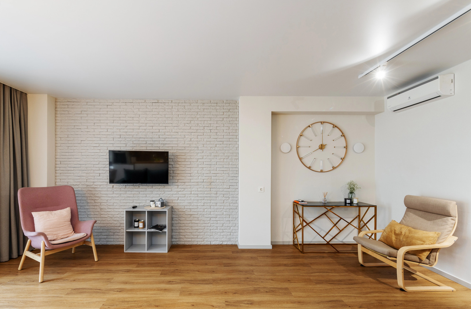 Апартаменты двухкомнатные рядом с метро и ТЦ Dana Mall