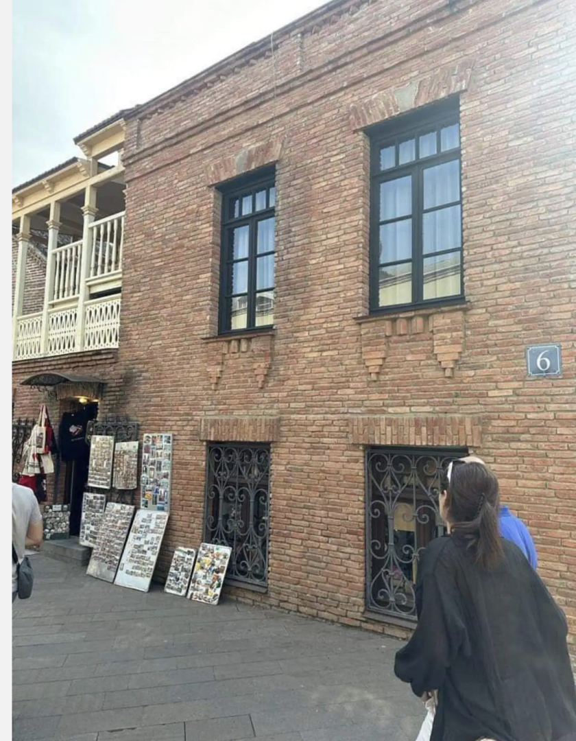 Апартаменты House near Gabriadze theatre