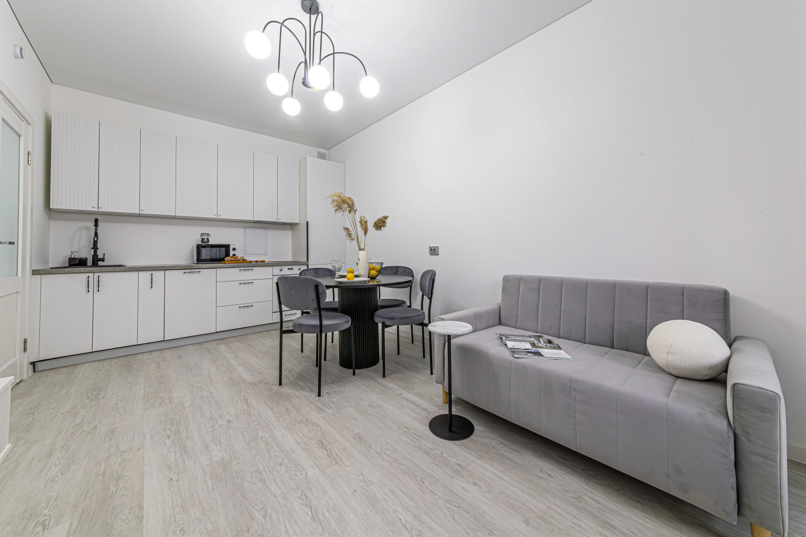 4flats MONOCHROME Квартира у набережной Невы в ЖК бизнес-класса