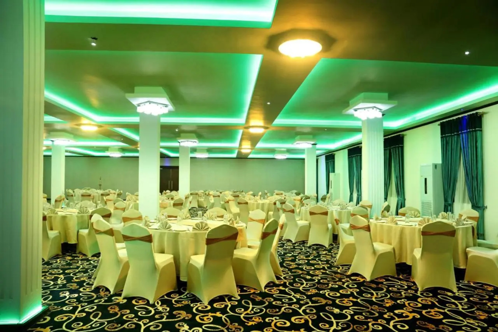 Курортный Отель Coco Royal Beach Resort