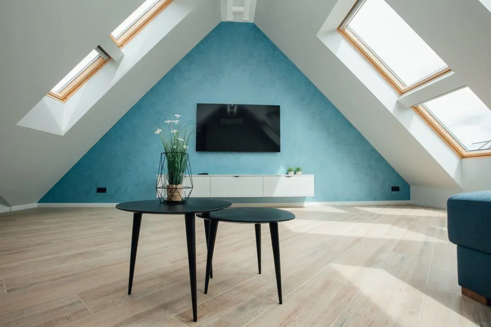 Квартира с Мансардными Окнами и Видом на Море