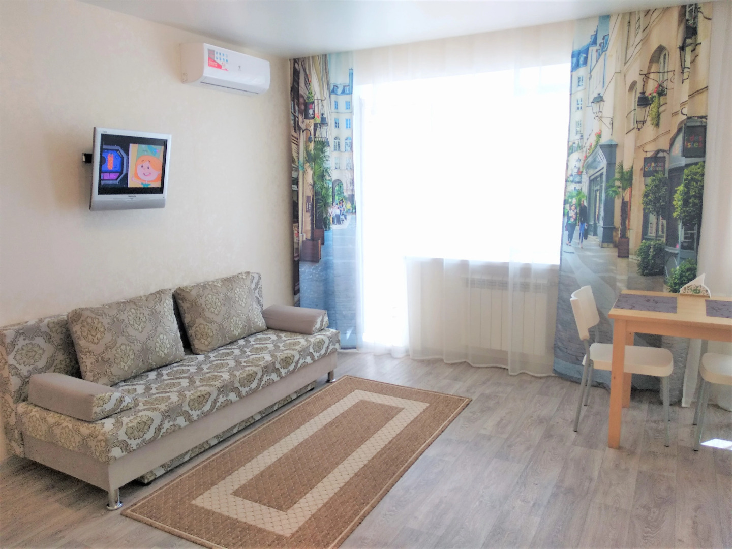 Апартаменты возле площади 1905 года