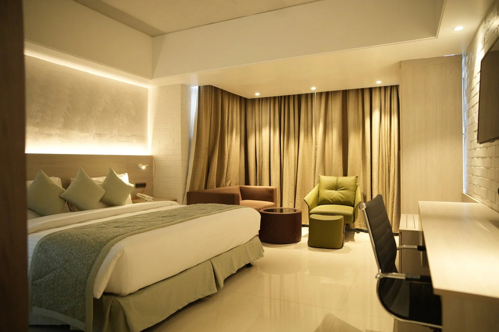 Отель Lakeshore Heights