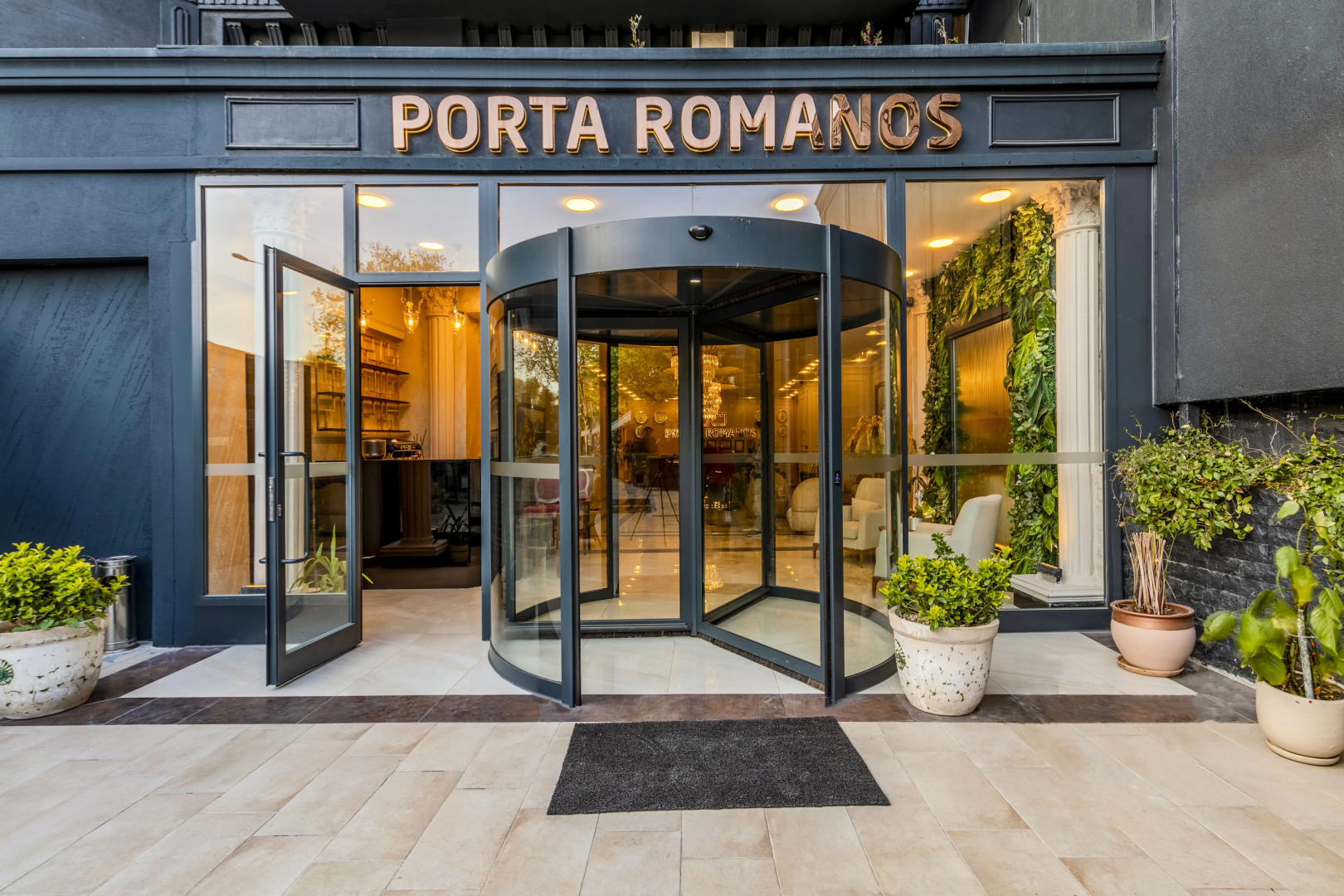 Porta Romanos Hotel