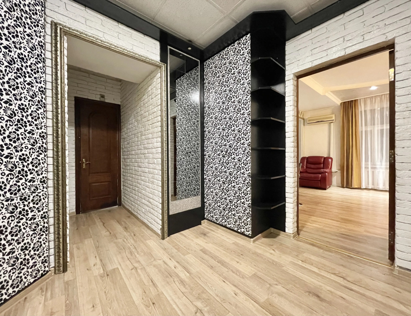 Апартаменты 4-комнатные HomeApart Володарского, 18