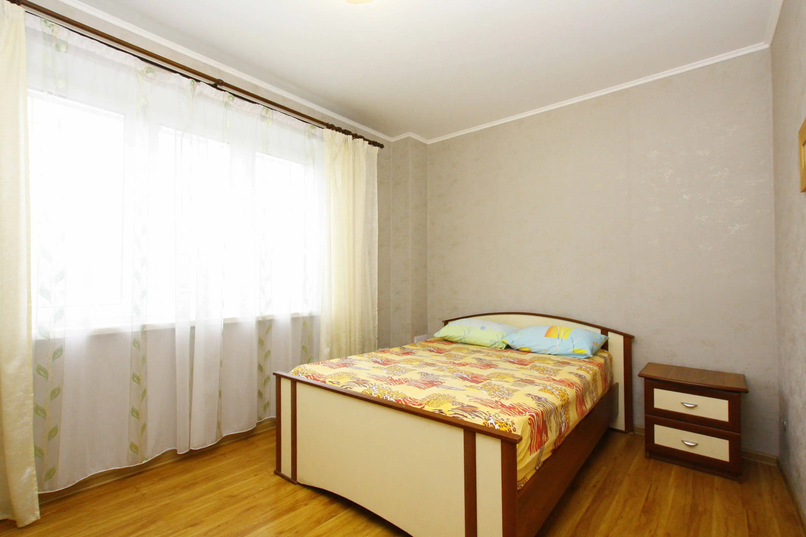 Альт Апартаменты студио с 2 спальнями (003)