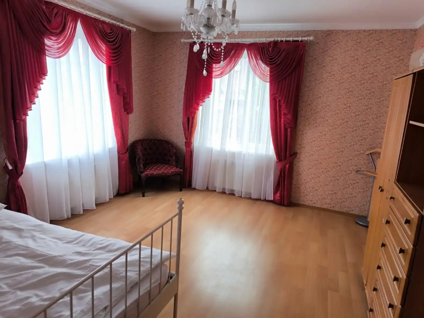 Частный дом с бассейном, сауной и камином