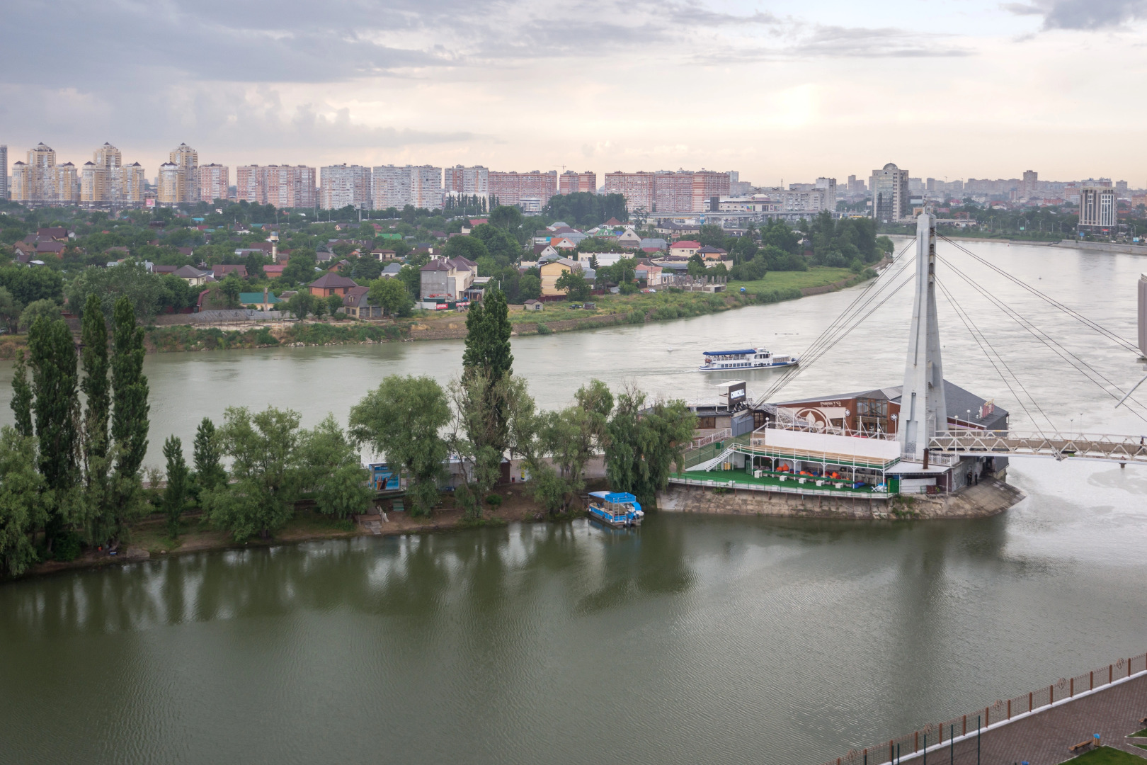 Апартаменты с захватывающим видом на Мост Поцелуев и парк 30 летия Победы