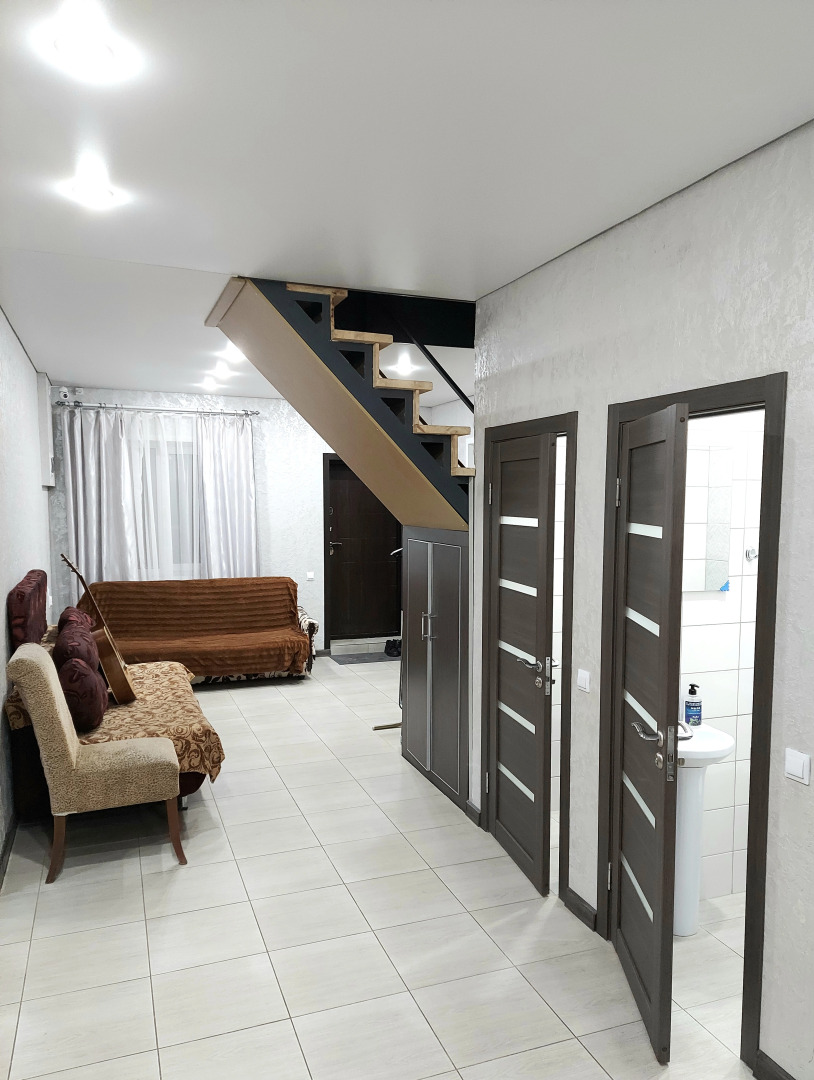 Апартаменты весь первый этаж (100 кв.м.) с 3 спальнями нового городского коттеджа