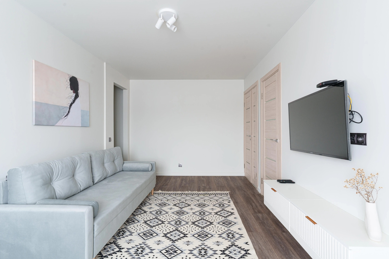 Апартаменты с видом на Комаровский рынок в центре города