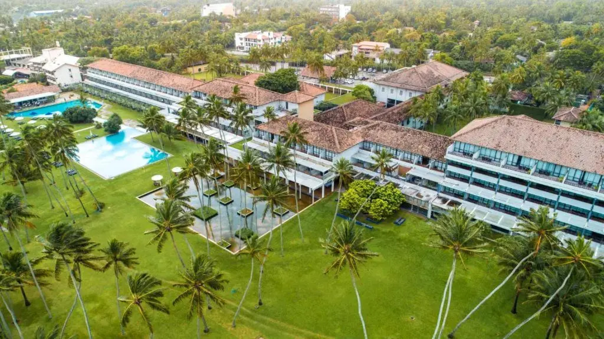 Курортный отель The Blue Water - Bawa Heritage - City Resort Hotel