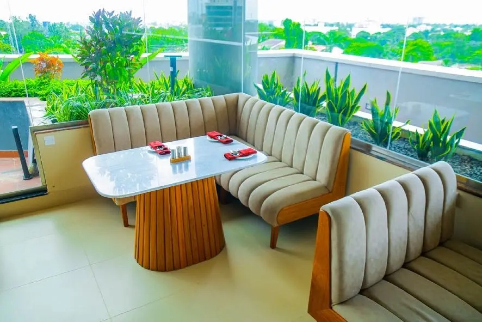 Отель King Jada Apartments & Hotel