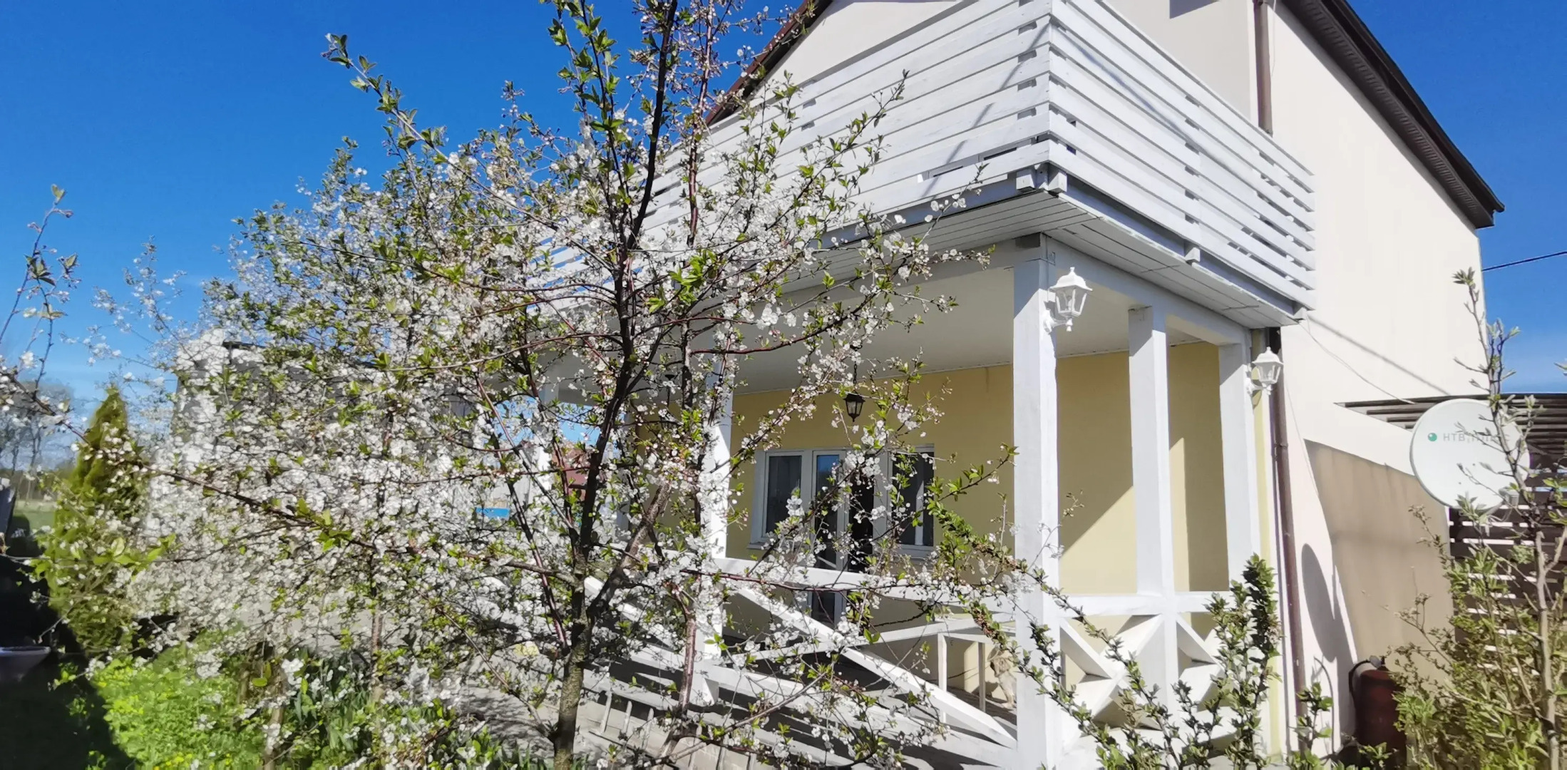 Частный дом на берегу моря с бассейном