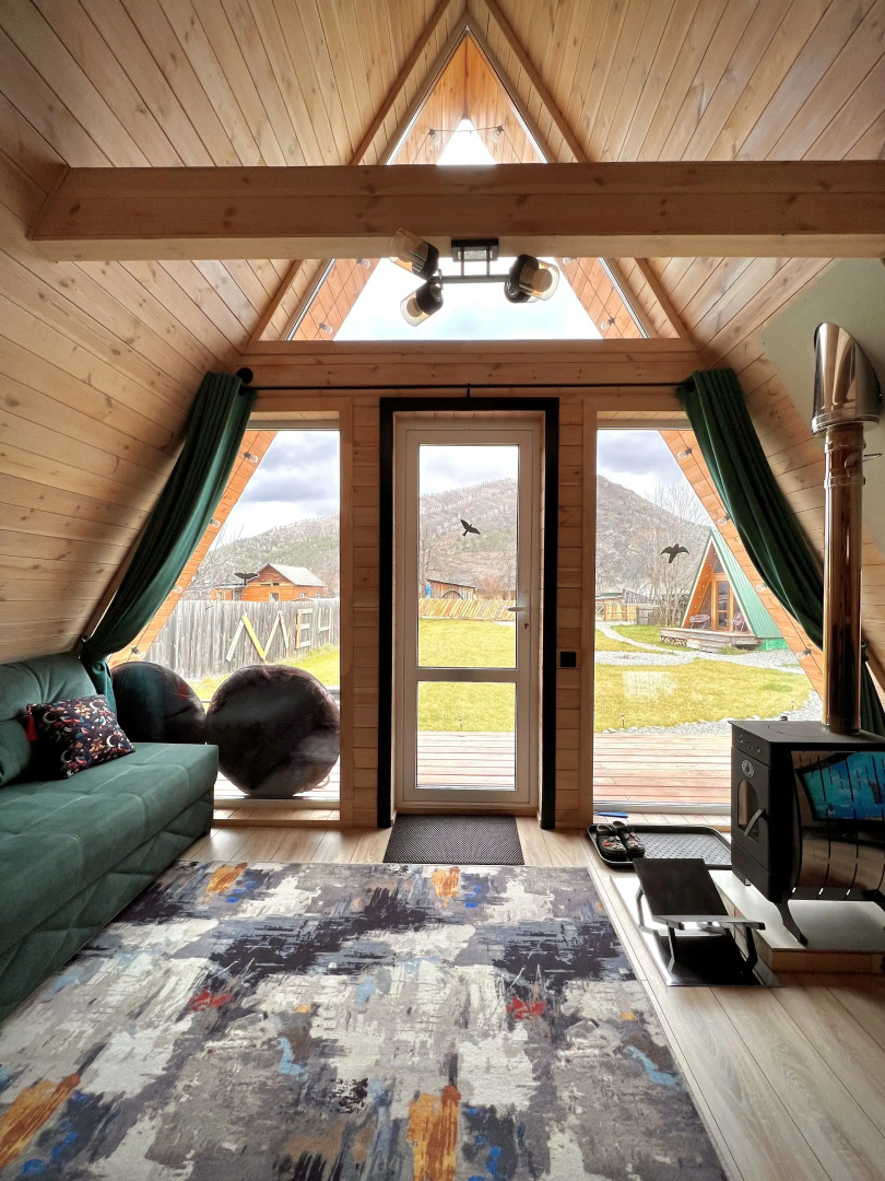 Шале А-фрейм с видом на горы и лес