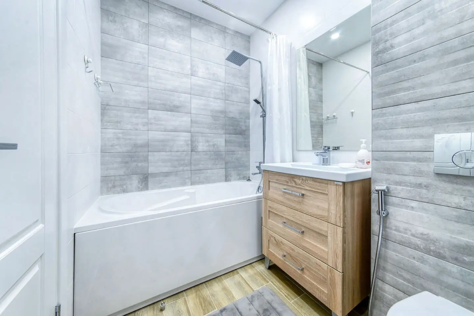 Квартира на сутки В центре Метро в шаговой доступности Кухня объединена с жилой зоной Отдельная спальня Wi-Fi