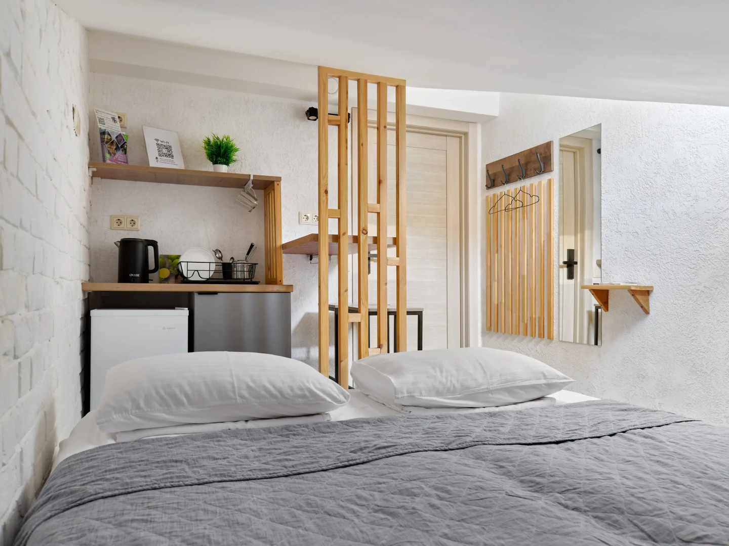 Меблированные Комнаты Rush in Aparts в Центре Мансардный Номер с Двуспальной Кроватью и Удобной Общей Кухней Рядом Улица Баумана