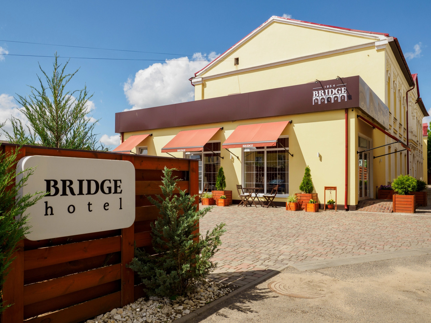 Отель Бридж